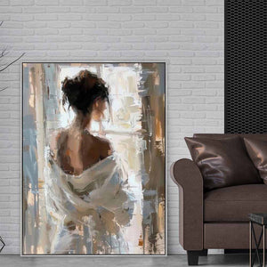 An einer eißen Wand neben dem braunen Sofa steht ein Acrylgemälde auf dem Boden. Das Bild zeigt eine Frau mit einem schönen Rücken.