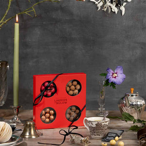 Geschenkbox in Rot von Lakrids by Bülow. Die Winter Selection Box mit den leckeren Lakritzkugeln aus Kopenhagen.