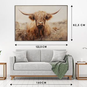 Großformatiges Leinwandbild eines schottischen Highland-Rinds mit den Maßen 122,5 cm mal 82,5 cm über einem modernen grauen Sofa in einem hellen Wohnzimmer zur Visualisierung der Proportionen für die Wanddekoration.