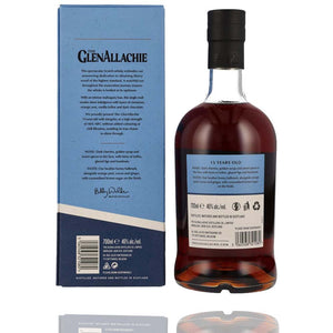 The GlenAllacchie Whisky kommt in einer dunklen Farbe. Der Whisky wurde 15 jahre gelagert und er kommt in einer schönen Verpackung