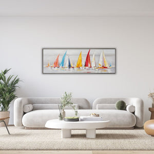 Modernes Wohnzimmer-Interieur mit einem langen Panorama-Gemälde bunter Segelboote über einem weißen Bouclé-Sofa. Abstraktes maritimes Kunstwerk im Querformat mit leuchtend roten, gelben und blauen Segeln auf grauem Grund.