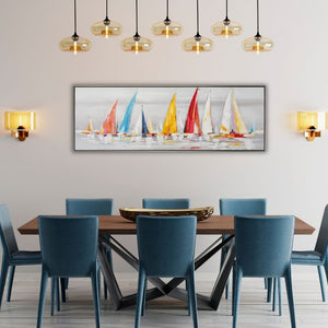 Abstraktes Leinwandbild mit farbenfrohen Segelschiffen in Gelb, Rot und Blau, schmaler Panoramastil, montiert in modernem Essbereich.