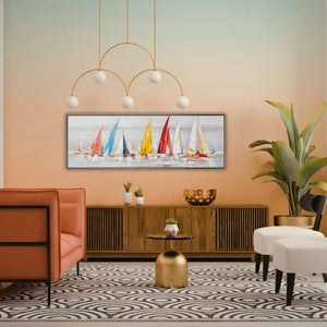 Modernes Wohnzimmer mit farbenfrohem Segelboot-Gemälde im Querformat über einem Sideboard aus Holz. Davor ein oranger Sessel, weiße Stühle und ein runder Goldtisch auf einem Teppich mit Wellenmuster vor einer Wand mit Farbverlauf.