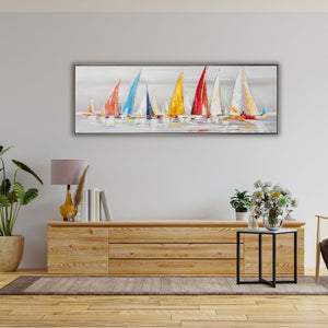 Helles Wohnzimmer mit skandinavischem Holz-Lowboard und einem schmalen, langen Leinwandbild mit Segelschiffen. Das maritime Kunstwerk setzt farbige Akzente in Rot, Gelb und Blau auf einer schlichten weißen Wand.