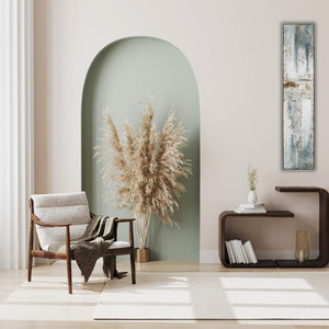 Ein abstraktes, schmales, gerahmtes Actylgemälde mit Metallfolie hängt an einer Wand in der Farbe Beige.