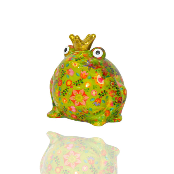 Frosch Freddy von Pomme Pidou in der Frabe grün mit buntem Blumenmuster. Der Frosch trägt eine goldene Krone und hat große Augen