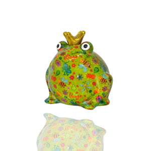 Spardose Pomme Pidou Frosch Freddy in der Farbe Grün mit Blumenwiesenmuster. Der Frosch trägt eine goldene Krone wie der Froschkönig.