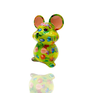 Die Spardose Maus Martha der Marke Pomme Pidou bringt nicht nur Freude beim Sparen, sondern auch fröhliche Farben in Dein Zuhause. Um Deine Möbel zu schützen, gibt es Filzgleiter unter der Maus.