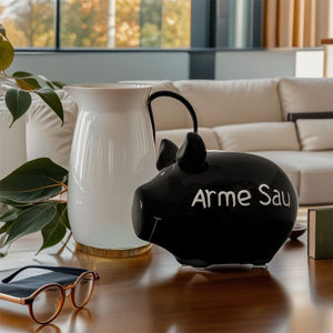 Sparschwein Arme Sau von KCG auf dem Wohnzimmertisch