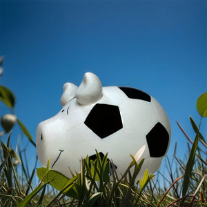 Die Spardose sieht aus wie ein Fußball und hilft Dir für das nächste Fußballtrikot oder Stadionbesuch zu Sparen.