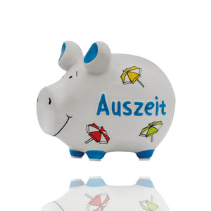 Weißes Sparschwein von KCG mit bunten Sonnenschirmen und der Aufschrift Auszeit. 