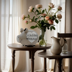 Das Sparschwein mit der Aufschrift schöner wohnen hilft dir auf neue Wohnraumaccessoires zu sparen.