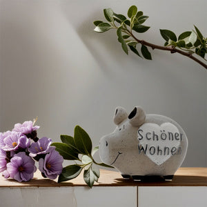 Die Spardose ist eigentlich ein Sparschwein. Es sieht nicht nur gut aus sondern hilft auch beim Sparen.