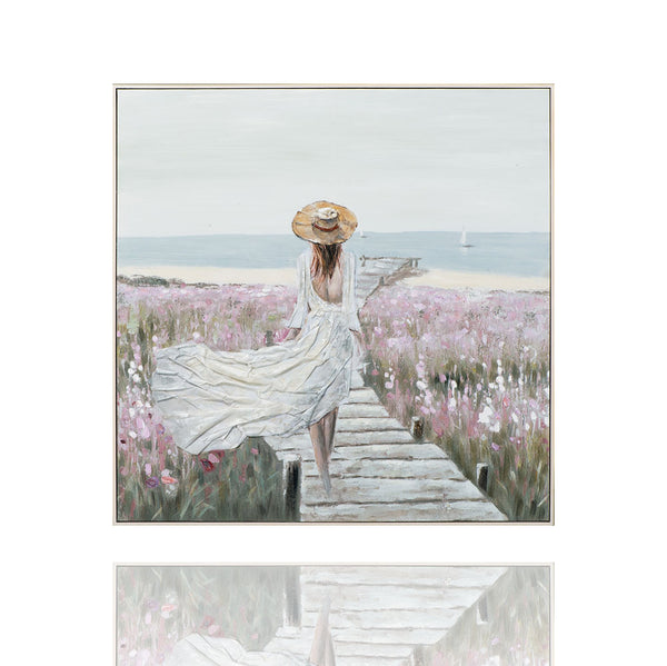 Gemälde von einem Spaziergang am Strand. Eine junge Dame im Sommerkleid und Sonnenhut geht auf dem Holzsteg in Richtung Strand. Der Holzsteg ist mit Blumen umsäumt. Auf dem Meer sieht man Segelboote