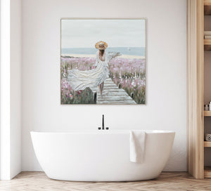 Das Gemälde Spaziergang am Strand hängt über einer Badewanne im Badezimmer. Das Gemälde harmoniert wundevoll mit der Badezimmereinrichtung.