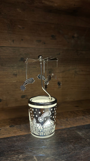 Das Glas-Karusell-Windlicht mit satiniertem Glas zeigt ein teil der Weihnachtsgeschichte