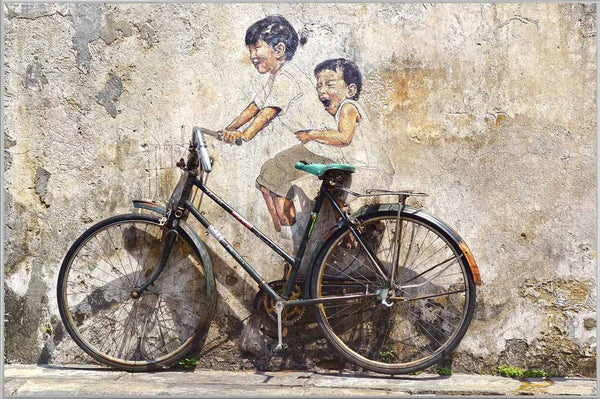 Dieser Digitaldruck Street Art mit Fahrrad drückt echte Radfreude aus. Zwei Kinder die scheinbar auf einem fahrrad sitzen und dabei richtig viel Spaß haben.