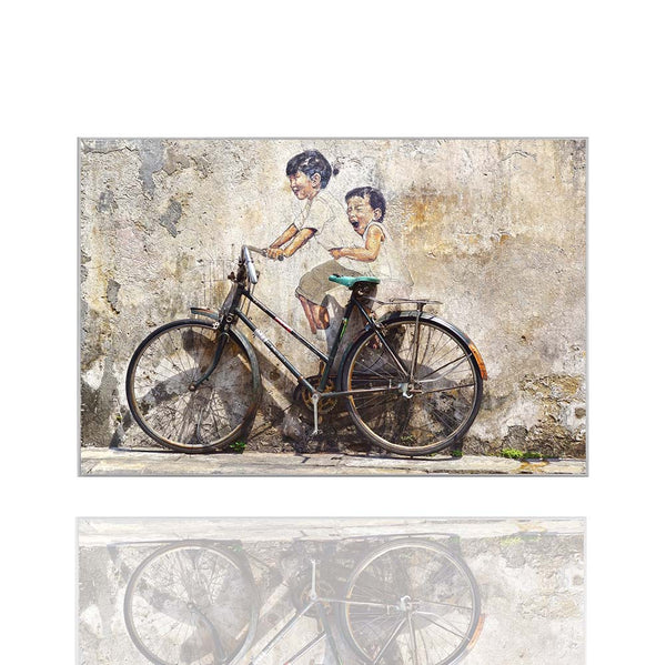 Auf diesem Bild Street Art mit Fahrrad ist ein Fahrrad an die  Hauswand gestellt worden. Auf der Hauswand sind zwei Kinder gemalt, die scheinbar auf dem Fahrrad sitzen.