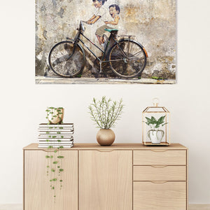 Digitaldruck Street Art mit Fahrrad hängt über einem Sideboard. Ein ideales Bild für Radsportler die sich nicht so wichtig nehmen.