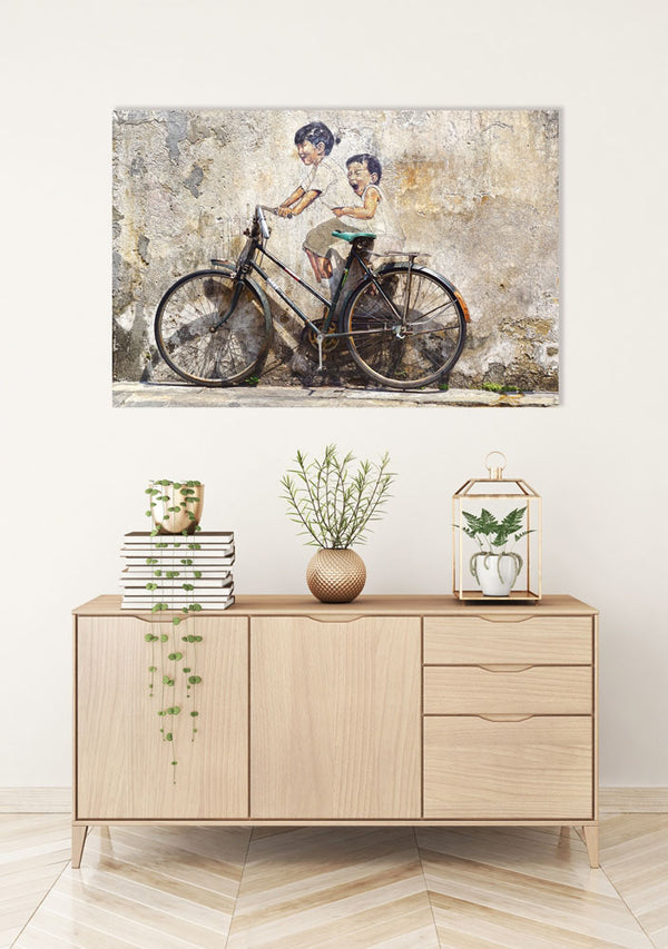 Digitaldruck Street Art mit Fahrrad hängt über einem Sideboard. Ein ideales Bild für Radsportler die sich nicht so wichtig nehmen.