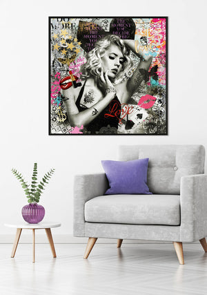 Was das "Play Cat" Acrylgemälde besonders macht, sind die frischen Farben und die faszinierende Schwarz-Weiß-Dame in der Mitte.