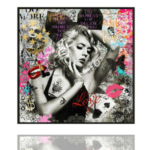 Das hochwertige Acrylbild zeigt eine junge, hübsche Frau im Mittelpunkt, umgeben von einer Vielzahl an Schriften und lebendigen Farben und Pokerkarten