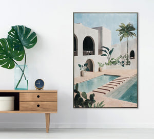 Ein mediteranes Gemälde einer schönen Villa mit Pool hängt an einer weißen Wand