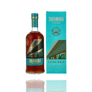 Takamaka extra Noir Rum steht auf der Flasche mit dem türkisen Label Dieser dunkle Rum stammt von den Seychellen.