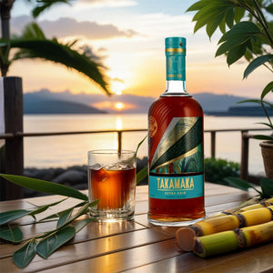 Dunkler Rum Takamaka von den Seychellen in einer schönen Flasche steht auf einem Tisch vor dem Meer.