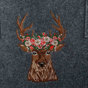 Ein schöner Hirschkopf auf einer großen Filztasche