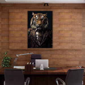 In einem Büro hängt ein Bild eines Tigers im Anzug über dem Schreibtisch. Der Tiger steht für die tägliche Motivation.