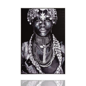 Eine afrikanische Schönheit trägt auf einem Gemälde wunderschönen afrikanischen Schmuck. Halsschmuck und Kopfschmuck sind reichlich auf diesem Gemälde zu sehen.