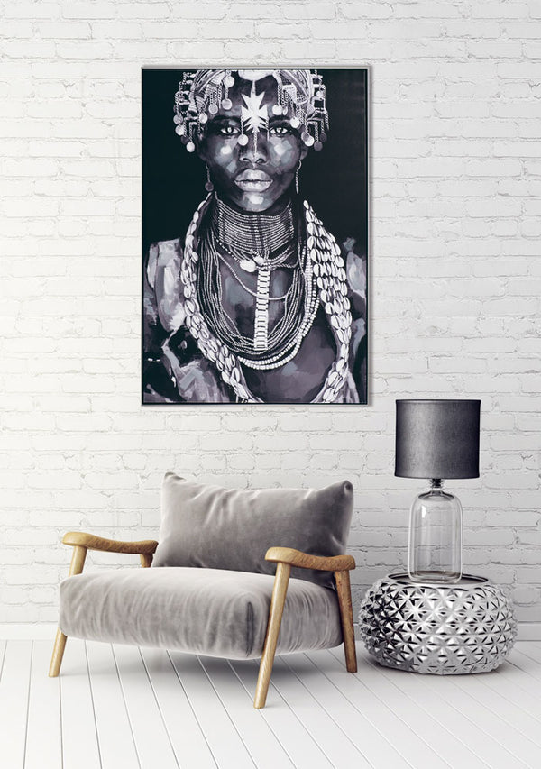 Ein Gemälde einer traditionellen afrikanischen Schönheit wirkt sehr anmutig auf dieser weißen Wand.