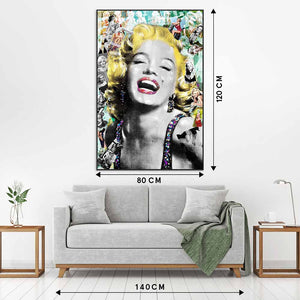 Eine Hollywood Schauspielerin der 50ger Jahre mit blonden Haaren lacht von einem Acrylgemälde im Pop up Style