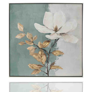Weiße Magnolienblüte vor grünem Hintergrund mit Goldfolie veredelt