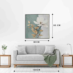 An einer weißen Wand hängt ein gerahmtes Arylgemälde von einer weißen Magnolienblüte. An der Wand stehen die Maße.