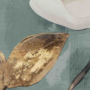 Das Blatt einer weißen Magnolie wurde mit einer goldfarbenen Metallfolie veredelt.