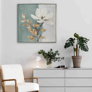 Gerahmtes Acrylbild einer weißen Magnolienblüte hängt an der Wand
