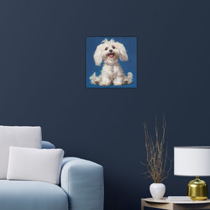 An einer blauen Wand hängt ein Acrylgemälde auf der eine weiße Malteserhündin mit glitzerndem Halsband zu sehen ist.