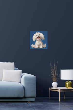 An einer blauen Wand hängt ein Acrylgemälde auf der eine weiße Malteserhündin mit glitzerndem Halsband zu sehen ist.