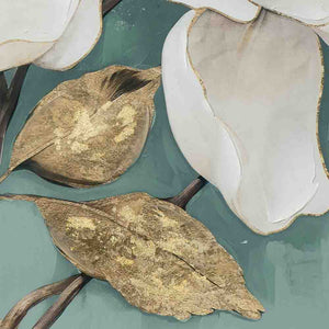 Zwei weiße Magnolienblüten wurden mit goldfarbener Metallfolie bearbeitet.
