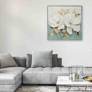 An einer Wand hängt eine Acrylgemälde von weißen Magnolienblüten auf türkisem Hintergrund.
