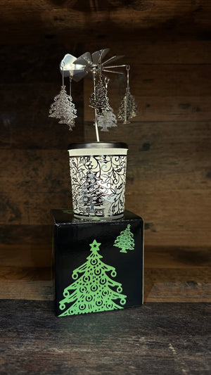 Windlicht mit Karusell in der Farbe Silber. Das Oberteil mit den tannenbaum Anhängern dreht sich wenn ein Teelicht darunter angezündet wird