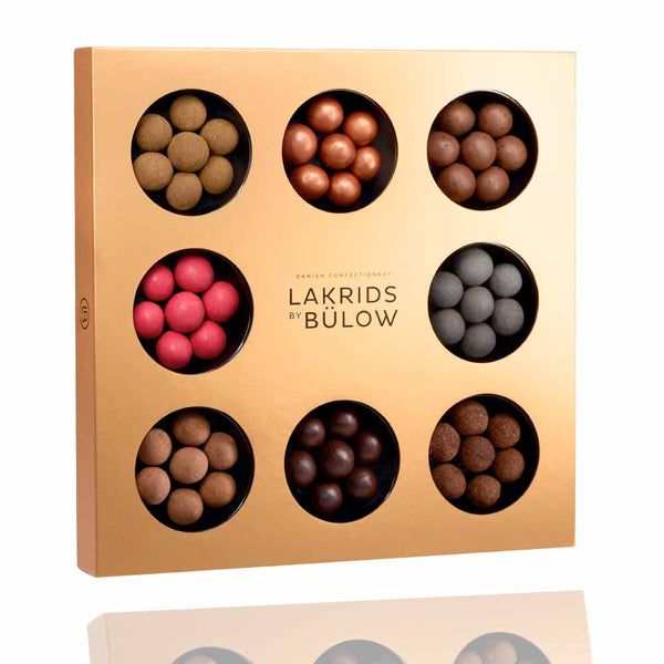 Ein goldener Geschenkkarton mit unterschiedlichen Lakritzsorten von Lakrids by Bülow. Winter Selection Box