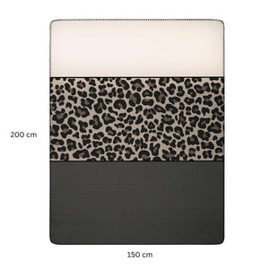 Ein rechteckiger Entwurf einer Decke, geteilt in drei horizontale Abschnitte. Der obere Abschnitt ist einfarbig hell (beige oder cremefarben), der mittlere Abschnitt zeigt ein Leopardenmuster in Schwarz, Grau und Beige, und der untere Abschnitt ist einfarbig dunkelgrau mit feinen horizontalen Linien. Am oberen und unteren Rand sowie an den Seiten sind gestrichelte Linien zu sehen, die eine Naht oder einen Abschluss andeuten. Die Maße sind ebenfalls angegeben: "200 cm" vertikal links und "150 cm" horizontal 