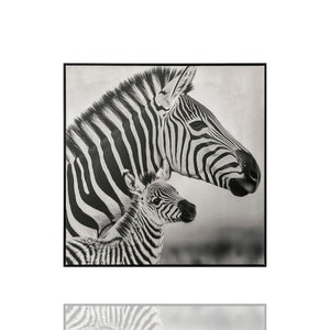 Ein schwarz weiß Porträt von einem Zabra und einem Zebrafohlen in schwarz weiß. Das Gemälde hat einen schwarzen Rahmen.