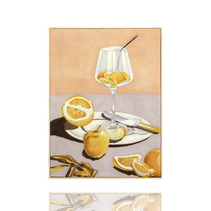 Ein Zitronencocktail mit vielen Zitronen steht auf einem Tisch. Ein Apfel, Zitronen und ein Messer liegen daneben.