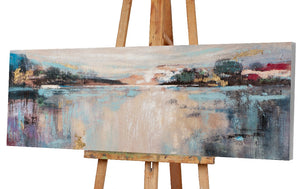Ein abstraktes Landschaftsgemälde steht auf einer Staffelei. Das Bild zeigt einen See mit Uferlandschaft.