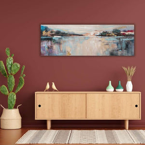 Ein abstracktes Landschaftsgemälde zeigt einen See und die Uferlandschaft in der Morgendämmerung, die sich im See spiegelt.