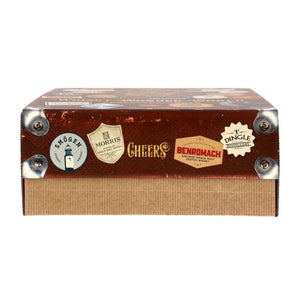 Der beliebte Whisky Wonder World Adventskalender sieht aus wie ein Koffer der um die Welt geht.